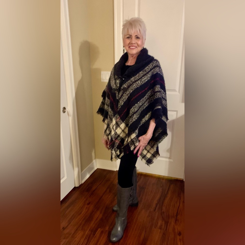 NWT STUNNING SOFT PLAID CAPE W/LEATHER & BONE BUTTONS. ONE SIZE FTS MOST.